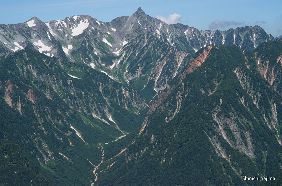 See the views of the U-shaped valley of Mt. Yarigatake and Yarisawa.