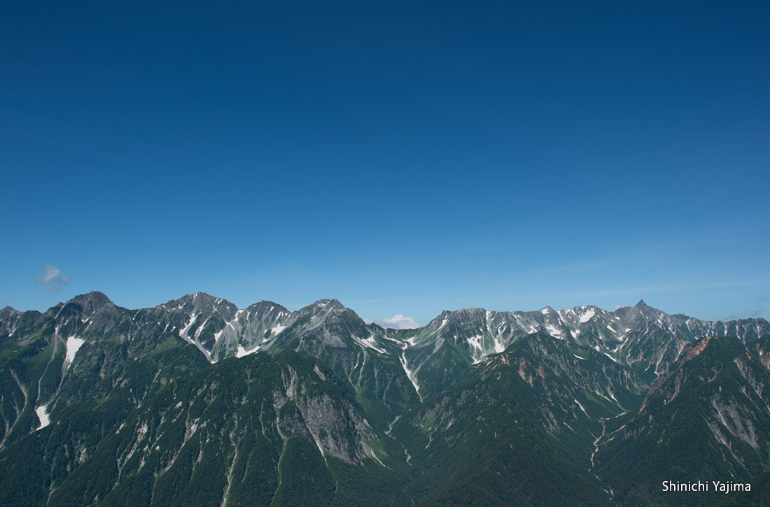 稜線から槍・穂高連峰のスカイラインを眺める